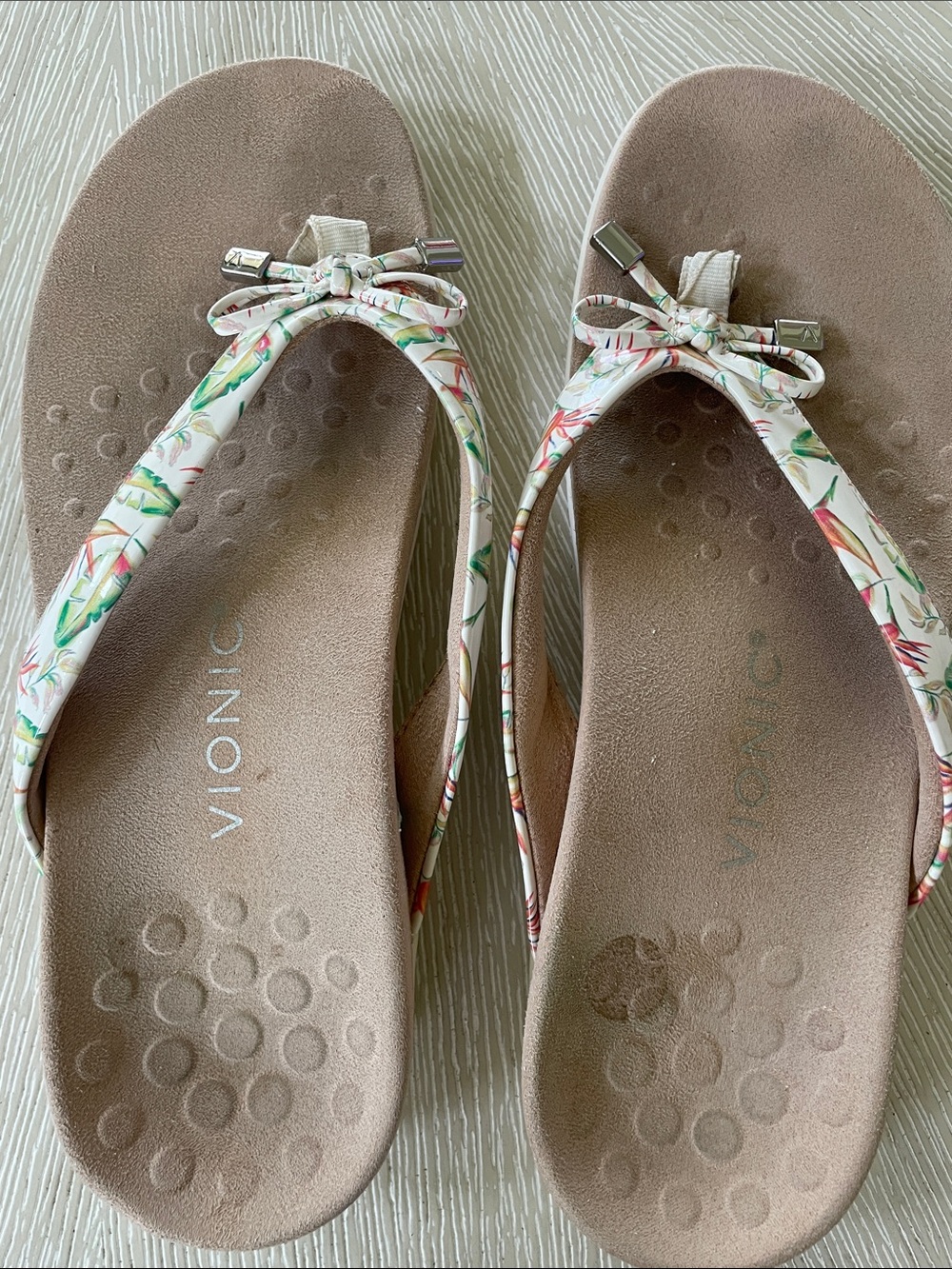 Vionic Bird of Paradise Bow Thong Sandals in Taupe and White